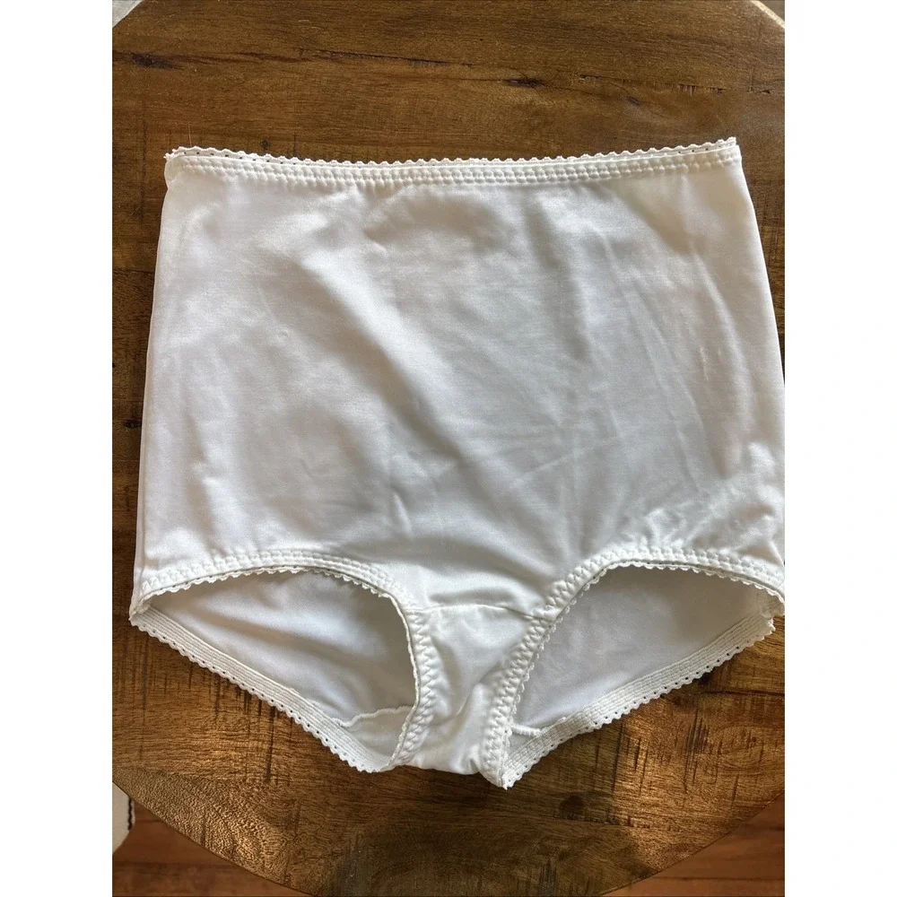 VTG Bali Granny Panties White Nylon/Spandex Satin SZ LG‎